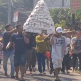 Dipercaya Datangkan Berkah, Warga Sidoarjo Antusias Rebut Gunungan dalam Tradisi Larung Sesaji 1 Suro
