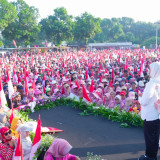 Gubernur Khofifah Jalan Sehat 1 Muharram 1448 Hijriah bersama Puluhan Ribu Masyarakat di Masjid Nasional Al Akbar Surabaya