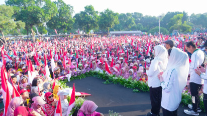 Gubernur Khofifah Jalan Sehat 1 Muharram 1448 Hijriah bersama Puluhan Ribu Masyarakat di Masjid Nasional Al Akbar Surabaya