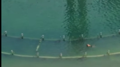 Viral! Pria Berenang di Kolam Bundaran HI, Kasatpol PP Jakarta Buka Suara