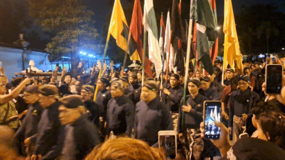 Malam 1 Muharram di Yogyakarta, Peserta Mubeng Beteng Tempuh Rute Sejauh 5 Km dalam Hening dan Bertelanjang Kaki
