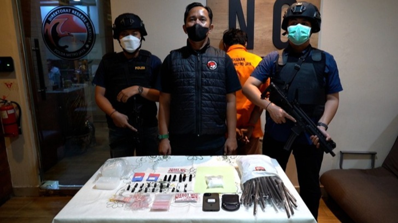 Peredaran Narkoba Pakai Modus Tempel Stiker Sedot WC di Jakarta Timur Digagalkan, Ditempel di Pohon hingga Tiang
            - galeri foto