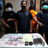 Peredaran Narkoba Pakai Modus Tempel Stiker Sedot WC di Jakarta Timur Digagalkan, Ditempel di Pohon hingga Tiang