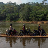 Lensa Berbicara: Rakit Bambu di Ciseeng Masih Jadi Andalan Warga Menyeberangi Sungai Cisadane