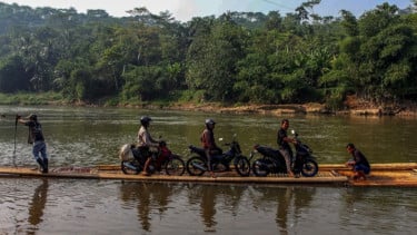 Lensa Berbicara: Rakit Bambu di Ciseeng Masih Jadi Andalan Warga Menyeberangi Sungai Cisadane