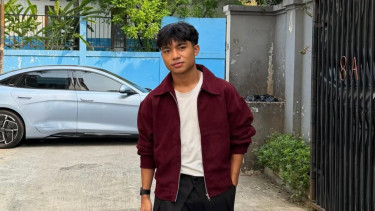 4 Inspirasi Outer Minimalis ala Bertrand Peto, dari Biker Jacket sampai Coach Jacket Maroon