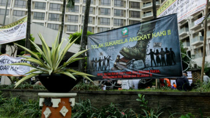 Kondisi Hotel Sultan Jelang Dieksekusi, Penuh Banner Penolakan Hingga Terpasang Kawat Berduri