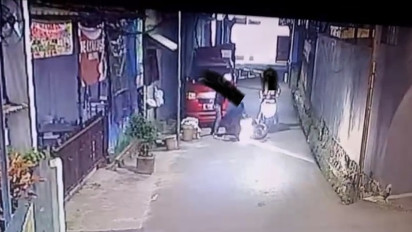 Detik-Detik Begal Sadis Bacok Korban saat Pulang Kerja Terekam CCTV, Komplotan Pelaku Diringkus