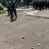 Proses Eksekusi Hotel Sultan Ricuh, Simpatisan Lempar Botol-Batu