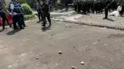 Breaking News! Proses Eksekusi Hotel Sultan Ricuh, Simpatisan Lempar Botol-Batu