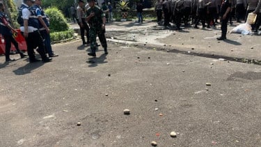 Proses Eksekusi Hotel Sultan Ricuh, Simpatisan Lempar Botol-Batu