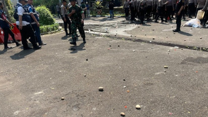 Breaking News! Proses Eksekusi Hotel Sultan Ricuh, Simpatisan Lempar Botol-Batu