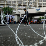 Lensa Berbicara: Kondisi Hotel Sultan Jelang Dieksekusi, Penuh Banner Penolakan hingga Terpasang Kawat Berduri