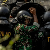 29 Anggota Polri-TNI Alami Luka-Luka Akibat Massa Ricuh saat Proses Eksekusi Hotel Sultan