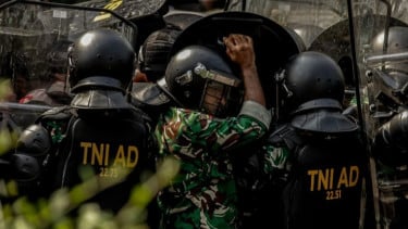 29 Anggota Polri-TNI Alami Luka-Luka Akibat Massa Ricuh saat Proses Eksekusi Hotel Sultan