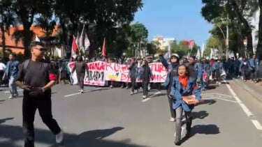 Ribuan Mahasiswa Demo di Grahadi Surabaya, Tuntut Evaluasi MBG dan Turunkan Harga BBM