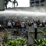 Lensa Berbicara: Potret Bentrokan Aparat dan Massa Simpatisan saat Eksekusi Pengosongan Lahan Hotel Sultan