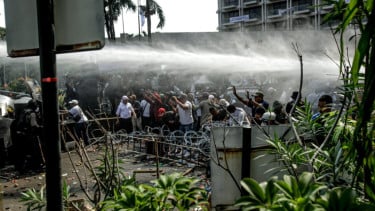 Lensa Berbicara: Potret Bentrokan Aparat dan Massa Simpatisan saat Eksekusi Pengosongan Lahan Hotel Sultan