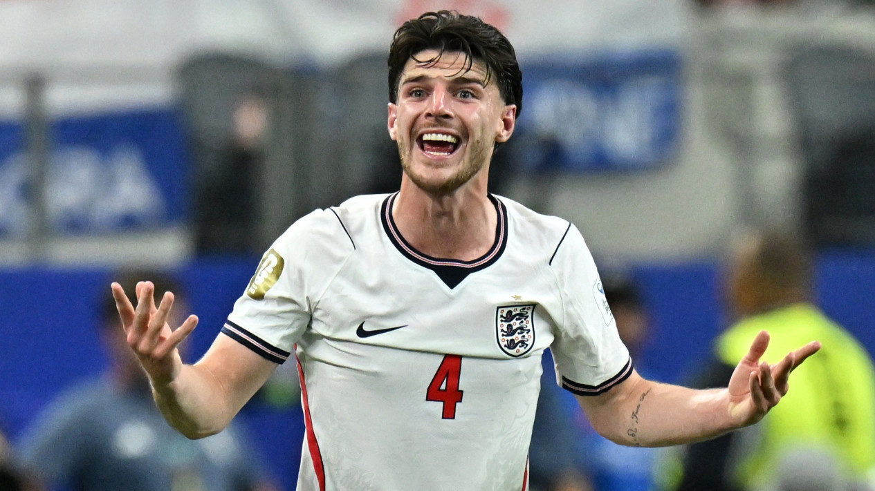 Berjalan Pincang saat Ditarik Keluar, Tuchel Ungkap Kondisi Declan Rice usai Laga Kontra Kroasia di Piala Dunia 2026
            - galeri foto