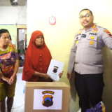 Aksi Heroik Jukir Lansia di Brebes Selamatkan Uang Rp3,6 Miliar, Polisi Beri Penghargaan dan Korban Diajak Umroh