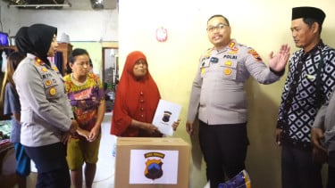 Aksi Heroik Jukir Lansia di Brebes Selamatkan Uang Rp3,6 Miliar, Polisi Beri Penghargaan dan Korban Diajak Umroh