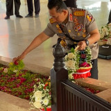 Jelang Hari Bhayangkara ke-80, Kapolri Ziarah ke Makam Bung Karno di Blitar