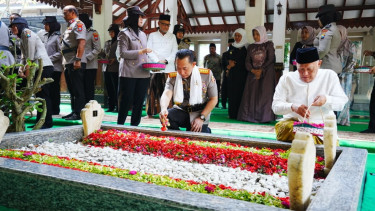 Jelang Hari Bhayangkara, Kapolri Ziarah ke Makam Gus Dur