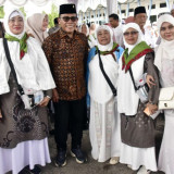 Bupati Masinton Pasaribu Sambut Jemaah Haji yang Pulang dari Tanah Suci