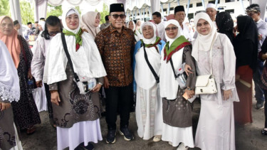 Bupati Masinton Pasaribu Sambut Jemaah Haji yang Pulang dari Tanah Suci