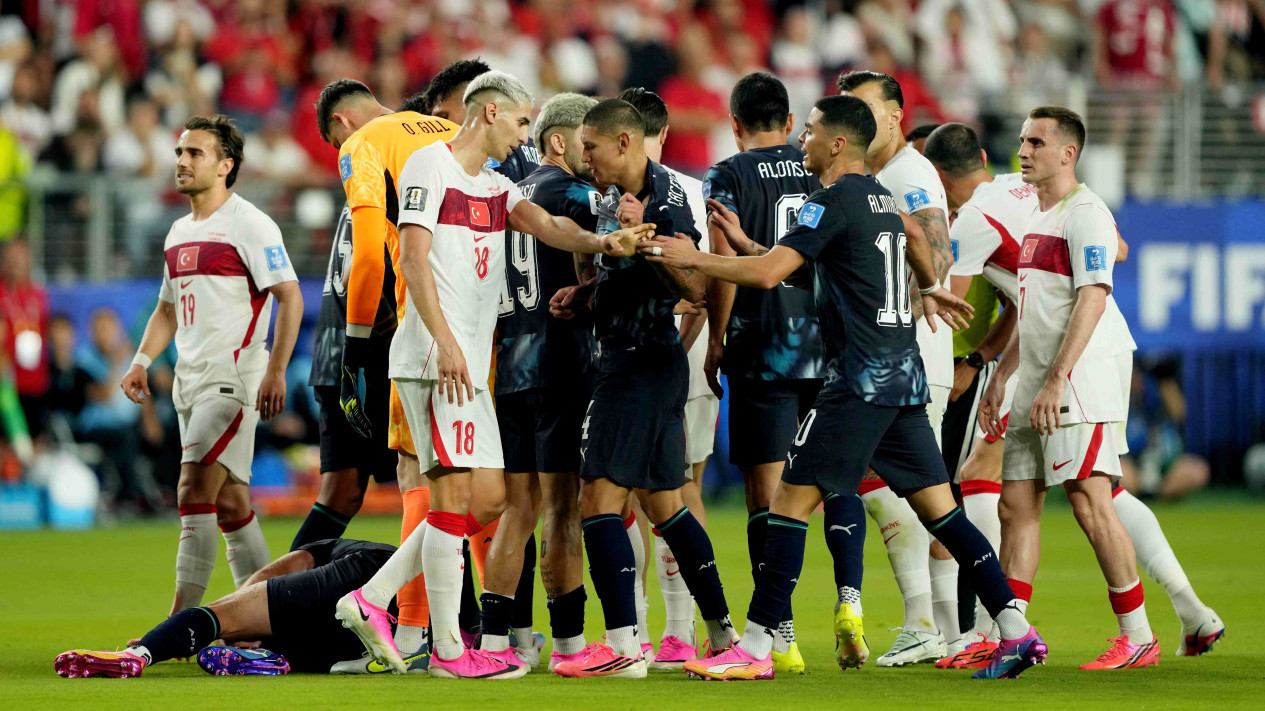 Kok Bisa Unggul Jumlah Pemain Tapi Tetap Mandul? Turki Resmi Tersingkir Tragis dari Piala Dunia 2026 Usai Dipermalukan Paraguay
            - galeri foto