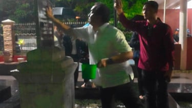 Peringati 165 Tahun HKBP, Ketua Yayasan UHN Effendi Simbolon Kebaktian di Makam Nommensen Sigumpar
