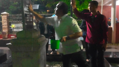Peringati 165 Tahun HKBP, Ketua Yayasan UHN Effendi Simbolon Kebaktian di Makam Nommensen Sigumpar