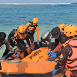 Basarnas Pos SAR Sukabumi Evakuasi Korban Tenggelam Muara Pasir Putih, Satu Ditemukan Meninggal dan Satu Hilang