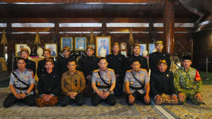 Usai Soekarno dan Gus Dur, Kapolri Ziarah-Tabur Bunga ke Makam Soeharto