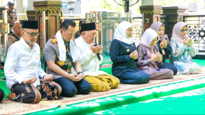 Jelang Hari Bhayangkara Ke-80, Gubernur Khofifah Dampingi Kapolri Ziarah ke Makam Proklamator RI Bung Karno dan Presiden RI Ke-4 Gus Dur