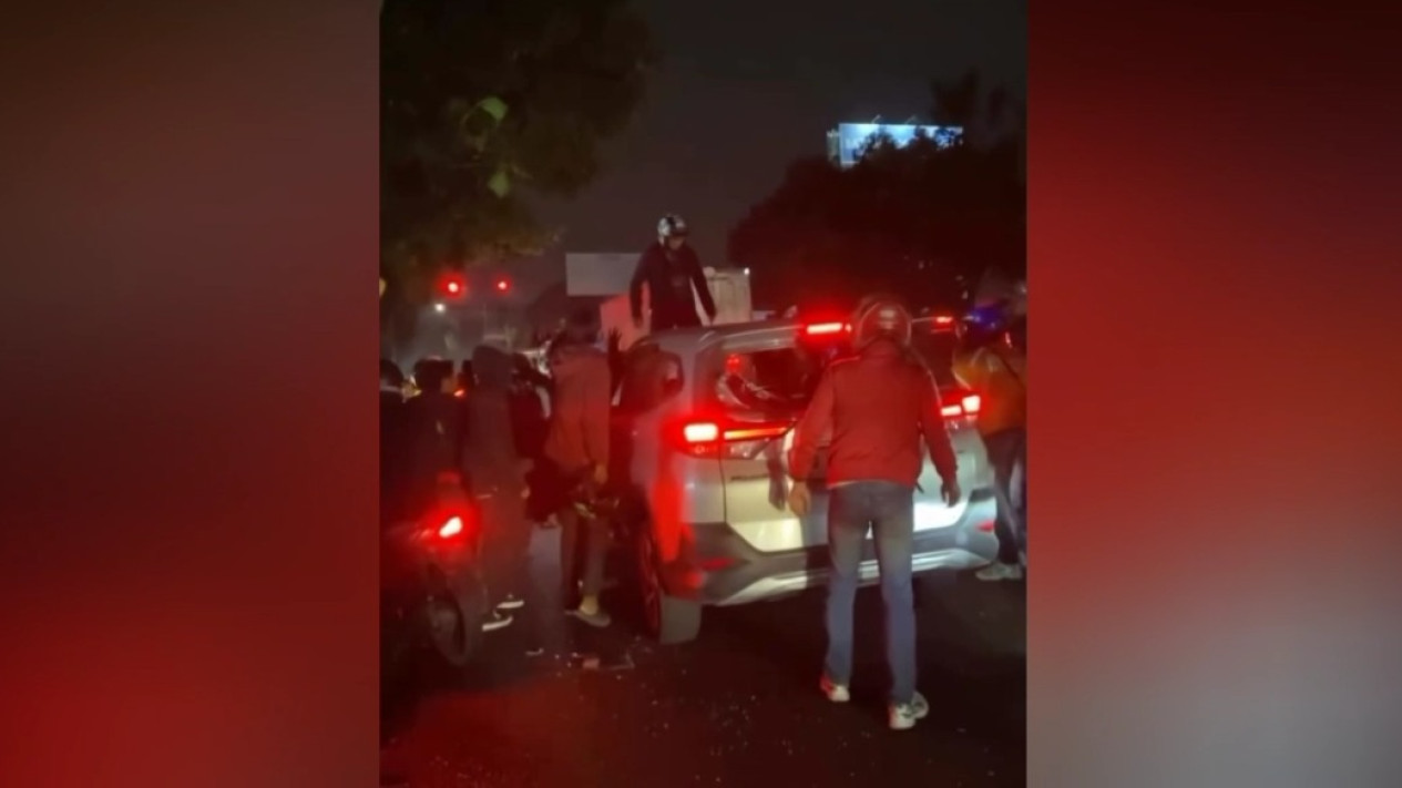 Diduga Terlibat Tabrak Lari, Mobil SUV Hancur Menjadi Sasaran Kemarahan Warga Usai Melarikan Diri
            - galeri foto