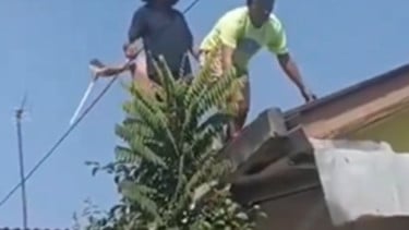 Pria Panjat Genteng Hendak Melarikan Diri Usai Diduga Rudapaksa Anak di Jakarta Timur, Pelaku Pendatang dan Beraksi Berulang Kali