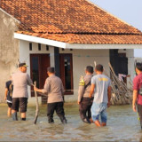 Peringati Hari Bhayangkara, Kapolres Kendal Salurkan Bantuan ke Warga Terdampak Banjir Rob