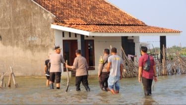 Peringati Hari Bhayangkara, Kapolres Kendal Salurkan Bantuan ke Warga Terdampak Banjir Rob