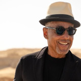 Aktor Hollywood Giancarlo Esposito Mualaf saat Syuting di Arab Saudi, Momen Shalat Berjamaah Jadi Sorotan