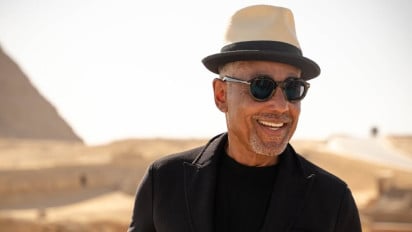 Aktor Hollywood Giancarlo Esposito Mualaf saat Syuting di Arab Saudi, Momen Shalat Berjamaah Jadi Sorotan