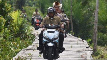 Detik-detik Wapres Gibran Naik Motor Kunjungi Museum Asmat, John Ohoiwirin: Museum Ini Diplomasi Budaya Papua