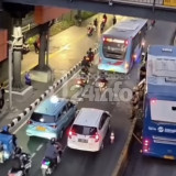 Bus TransJakarta Tabrak Pembatas Jalan di Depan Halte Cikoko, Jalan Sempat Macet Cukup Panjang
