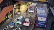 Bus TransJakarta Tabrak Pembatas Jalan di Depan Halte Cikoko, Jalan Sempat Macet Cukup Panjang