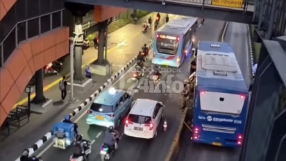Bus TransJakarta Tabrak Pembatas Jalan di Depan Halte Cikoko, Jalan Sempat Macet Cukup Panjang