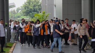Roy Suryo dan Dokter Tifa Kompak Teriakkan Takbir saat Tiba di Kejari Jaksel
