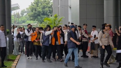 Roy Suryo dan Dokter Tifa Kompak Teriakkan Takbir saat Tiba di Kejari Jaksel