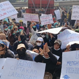 Ribuan Mitra dan Simpatisan MBG Lumajang Demo Dukung Program MBG di Kantor Dewan