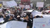 Ribuan Mitra dan Simpatisan MBG Lumajang Demo Dukung Program MBG di Kantor Dewan