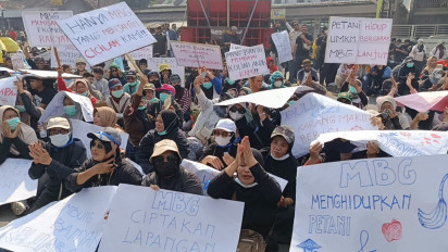 Ribuan Mitra dan Simpatisan MBG Lumajang Demo Dukung Program MBG di Kantor Dewan